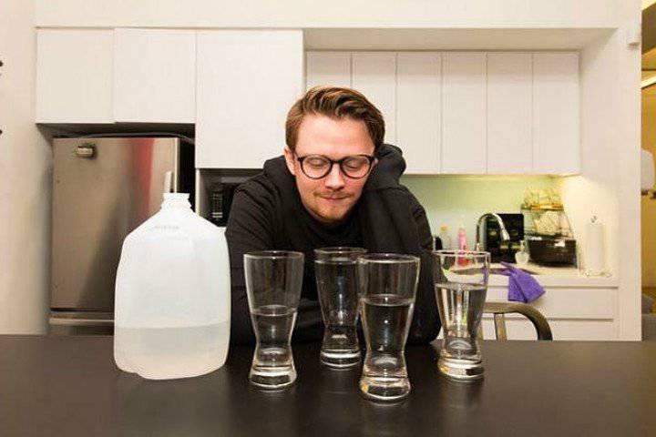 Експеримент: Мъж пи по 4 литра вода на ден, какво му се случи? (СНИМКИ)