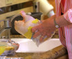Измиването на пилешкото месо с течаща вода е опасно за здравето